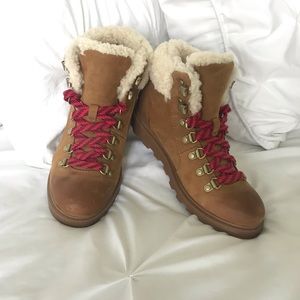 Sorel Ainsley Conquest Ankle Boot 6.5 runs small